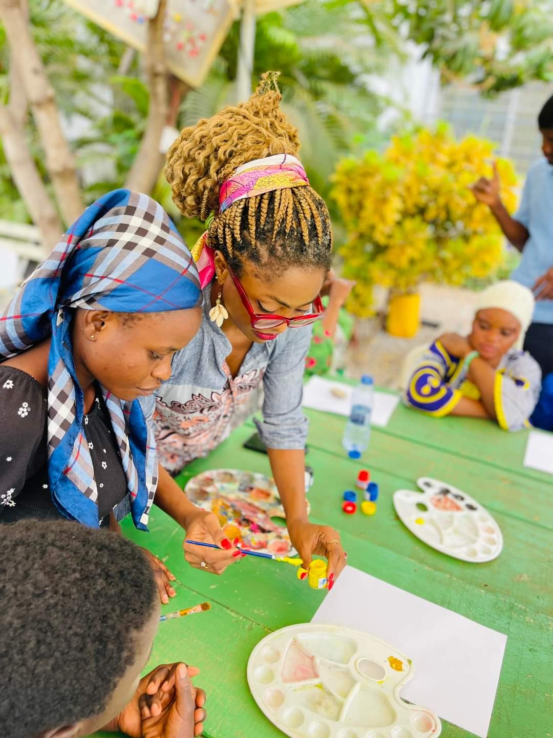 Priscilla Agyeman Leads Recycled Glass Jewelry Training for ECOFEM Women